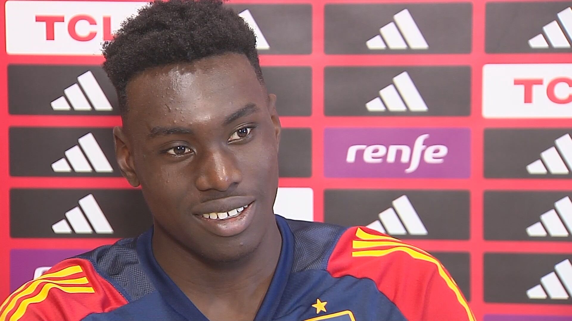  Samu Omorodion, con los colores de España en una entrevista para ElDesmarque.