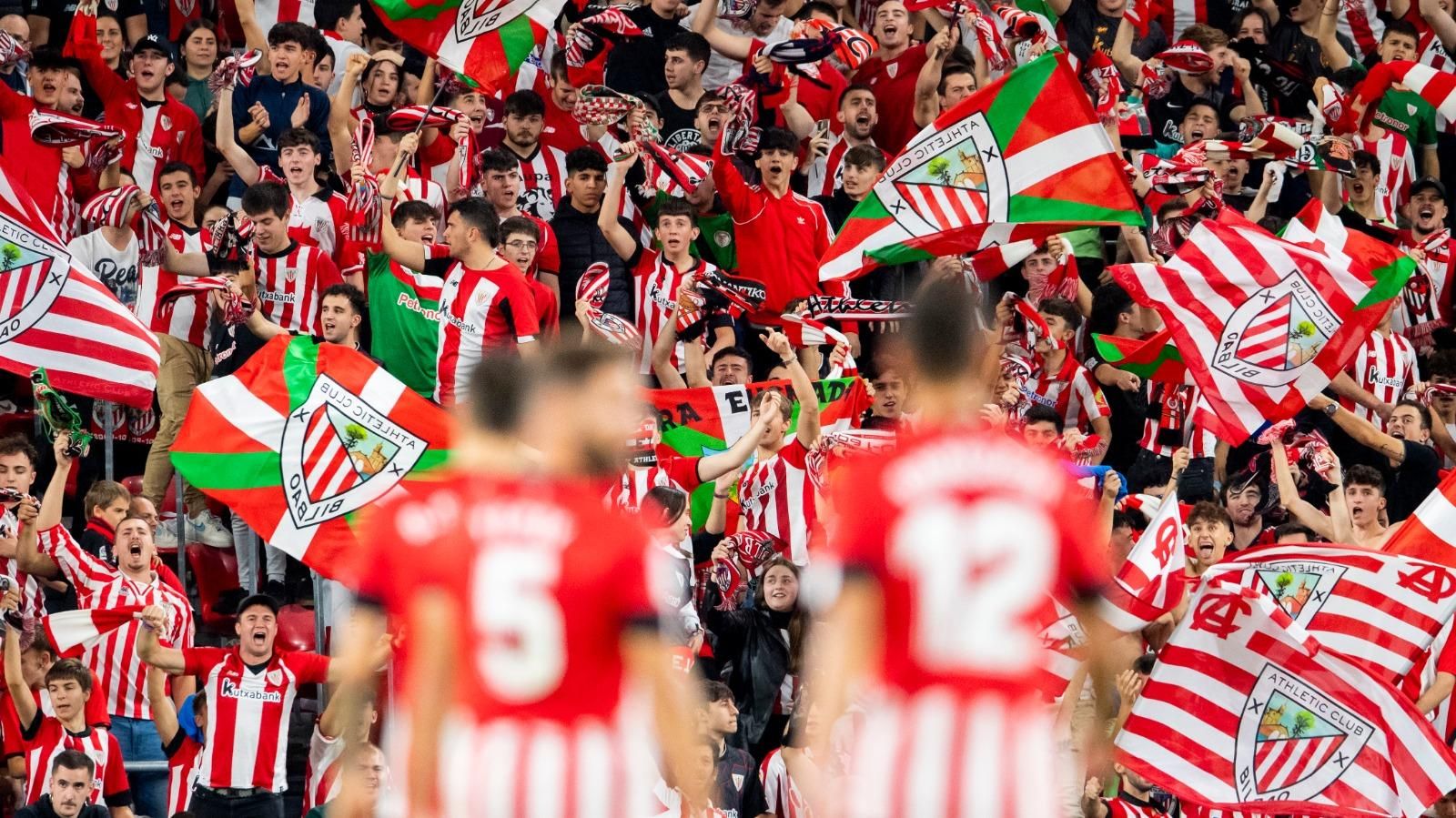 Bello plano en un partido de los Leones, con su afición de fondo, en San Mamés.