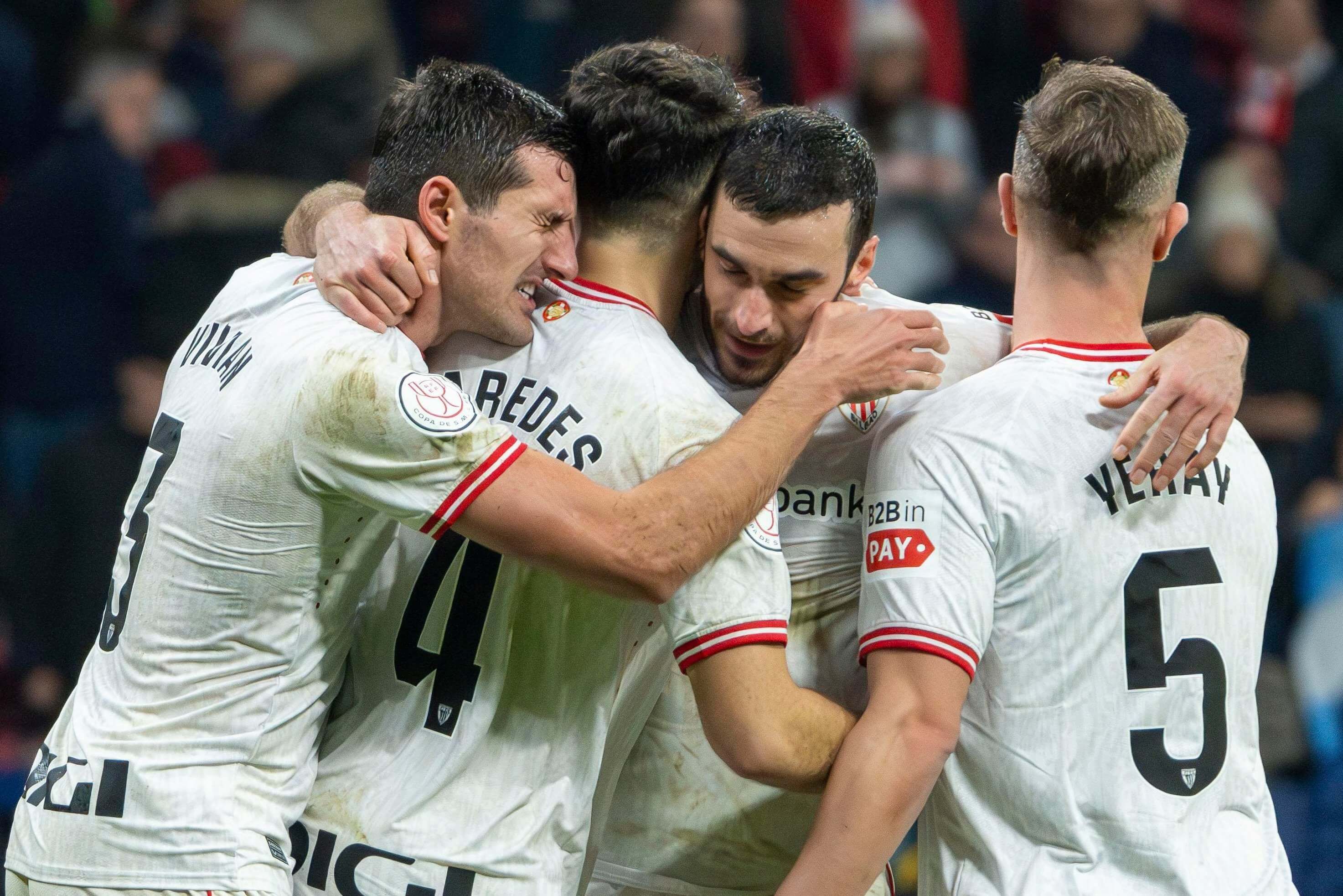 Los leones se abrazan tras ganar al Atlético en el Metropolitano.