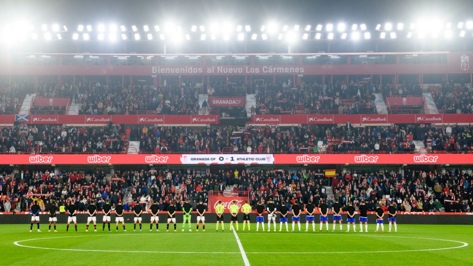  Los dos equipos saltan juntos con camisetas por Antonio Trujillo en Los Cármenes.