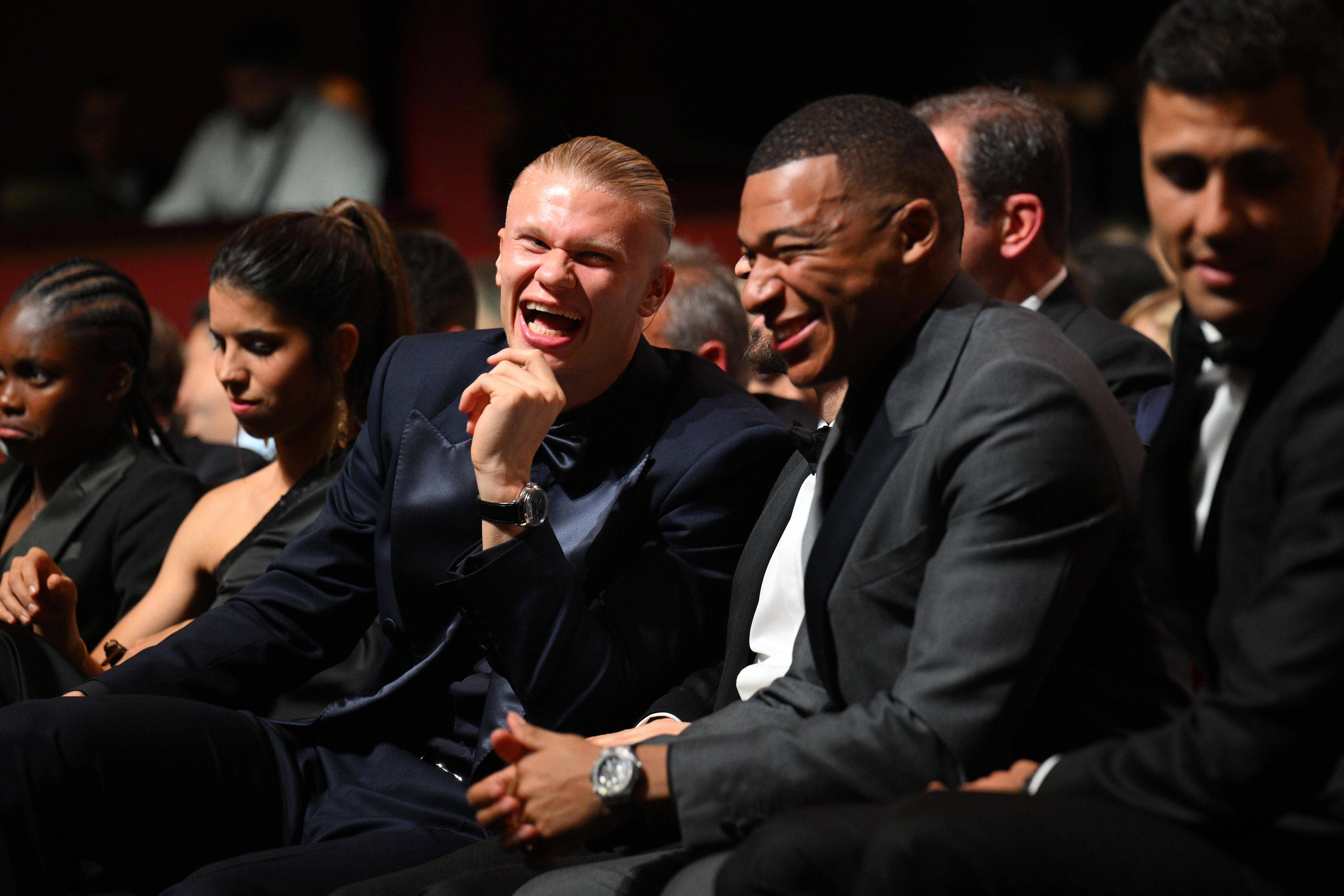  Erliing Haaland y Kylian Mbappé en la gala del Balón de Oro.
