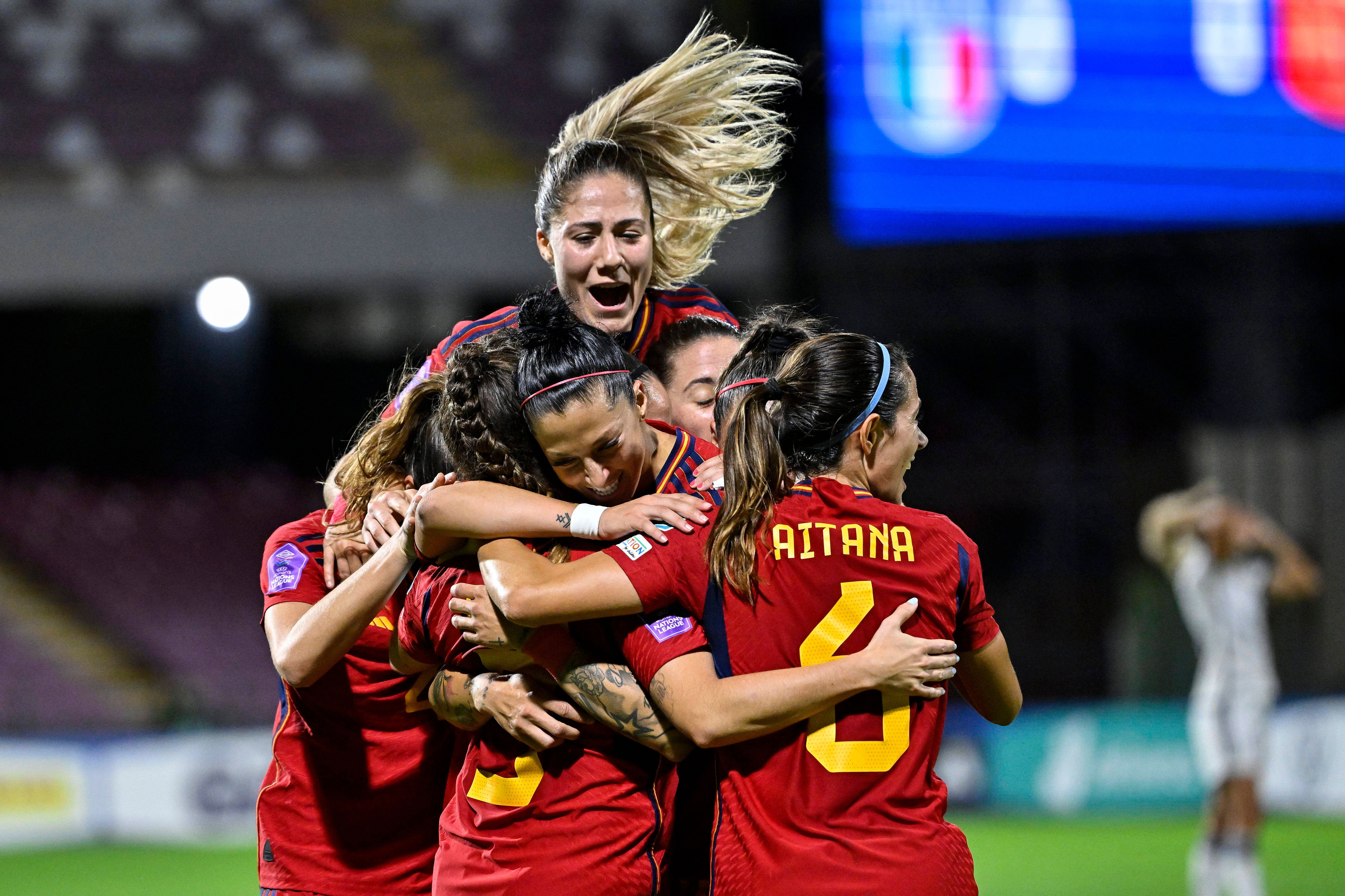 España celebra un gol a Italia en la Nations League.
