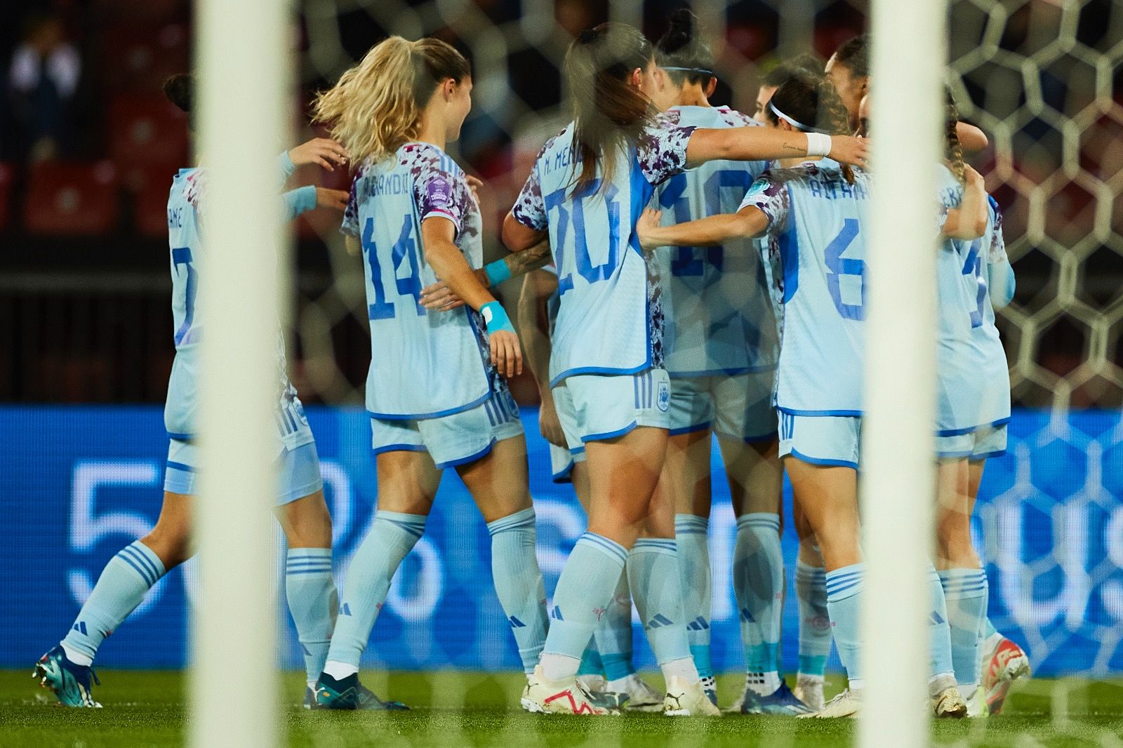  España celebra un tanto ante Suiza en la Nations League..