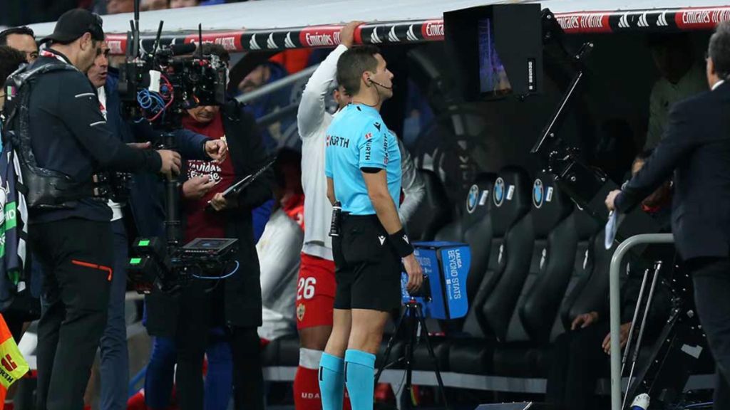 Hernández Maeso revisando una de las polémicas acciones del Real Madrid - Almería.