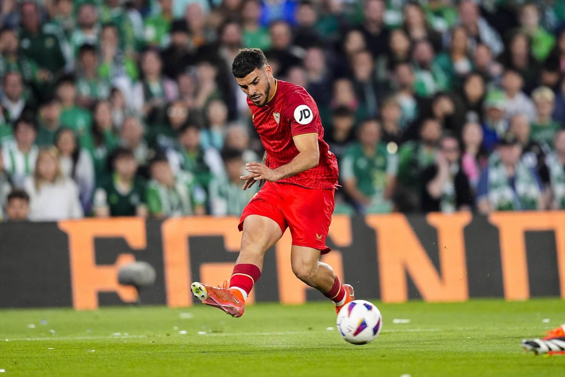  Isaac Romero, en una juagada en el derbi de Sevilla