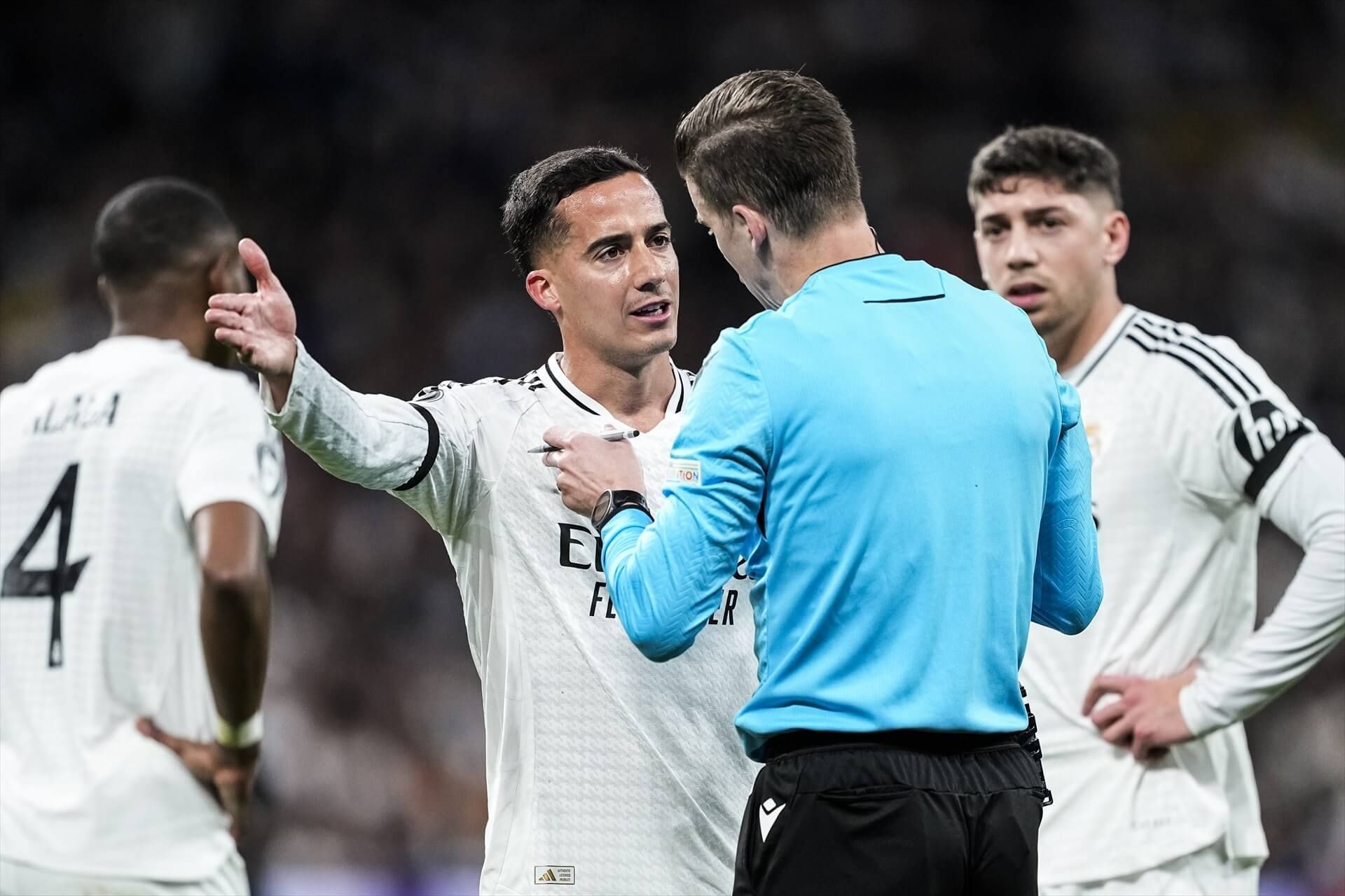 Lucas Vázquez protestando al árbitro del Real Madrid - Arsenal