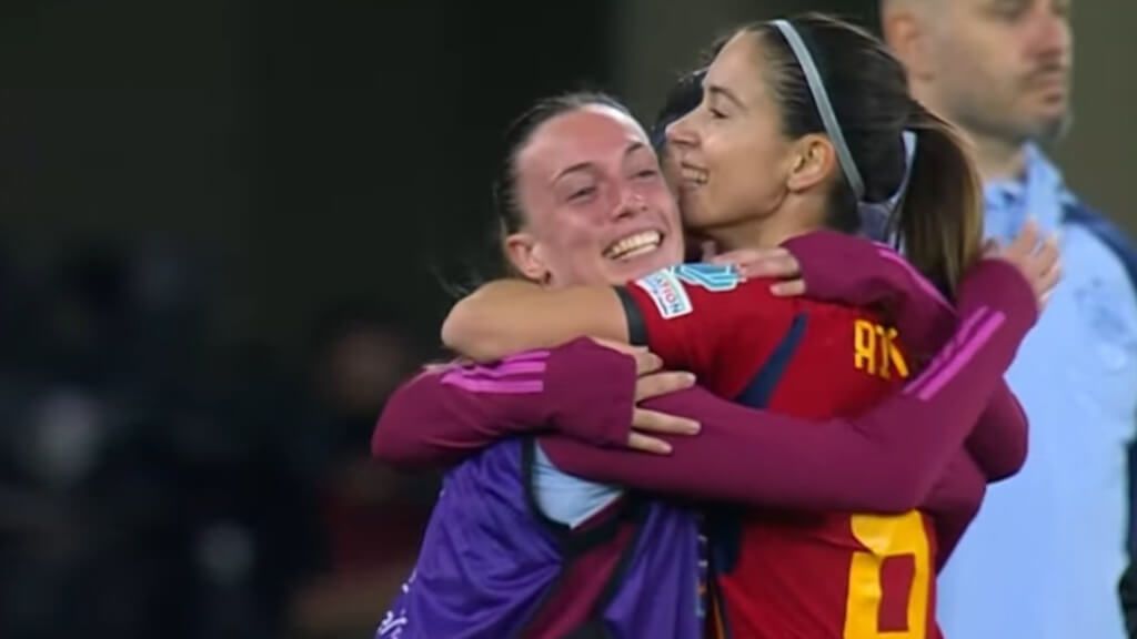  Eva Navarro celebrando con Aitana Bonmatí el título