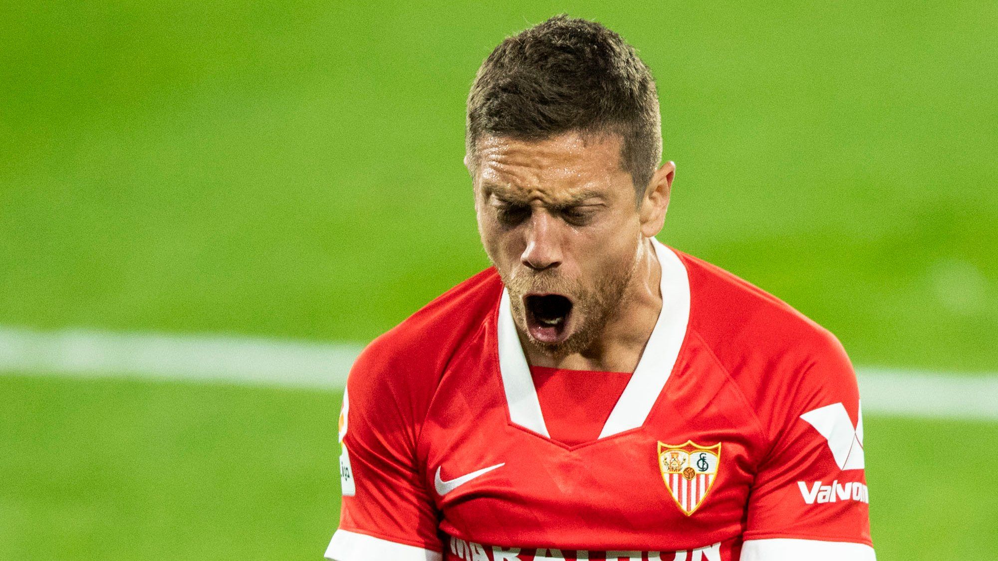 El Papu celebra con rabia su gol ante el Celta.