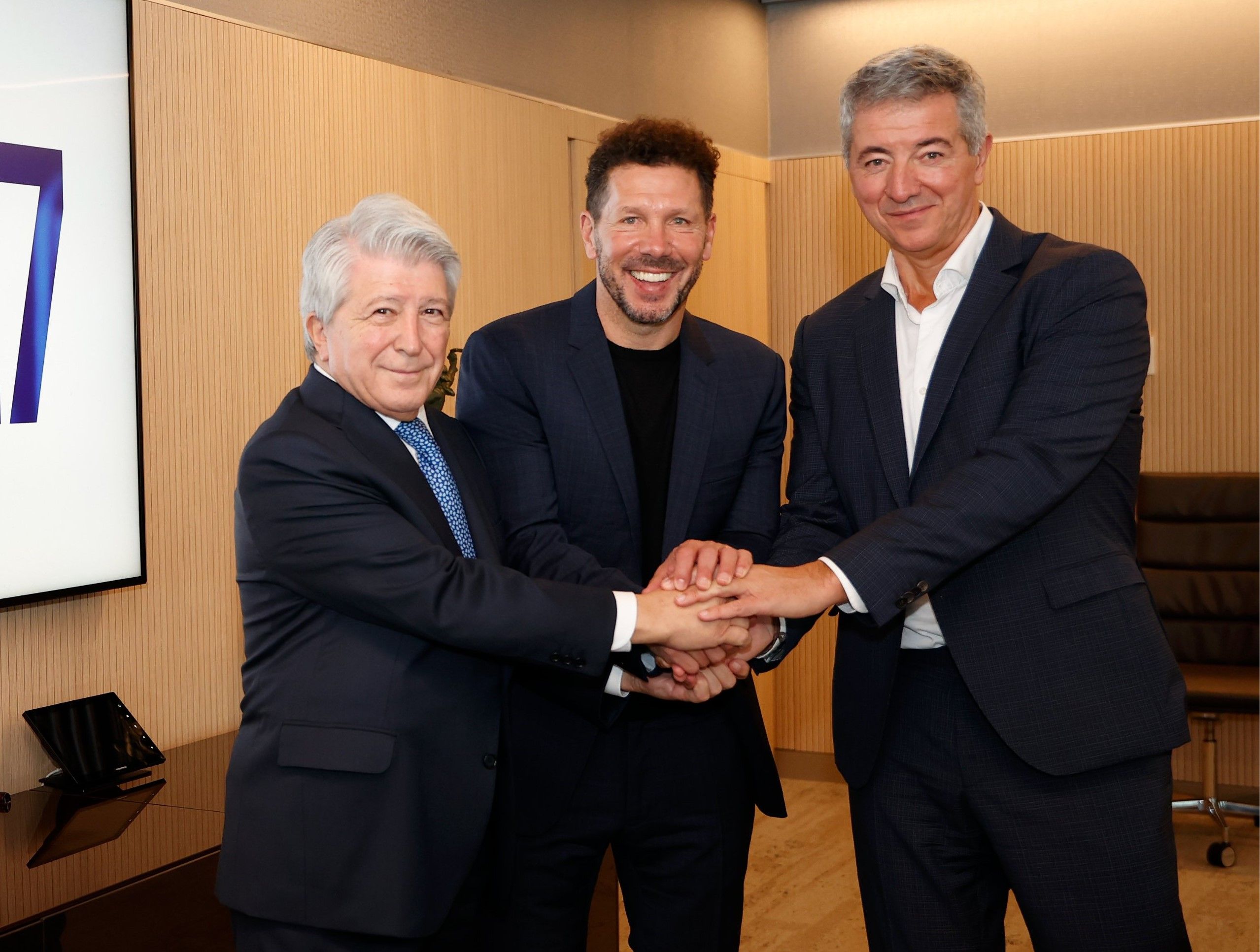  Enrique Cerezo, Simeone y Gil Marín, en la renovación del Cholo.