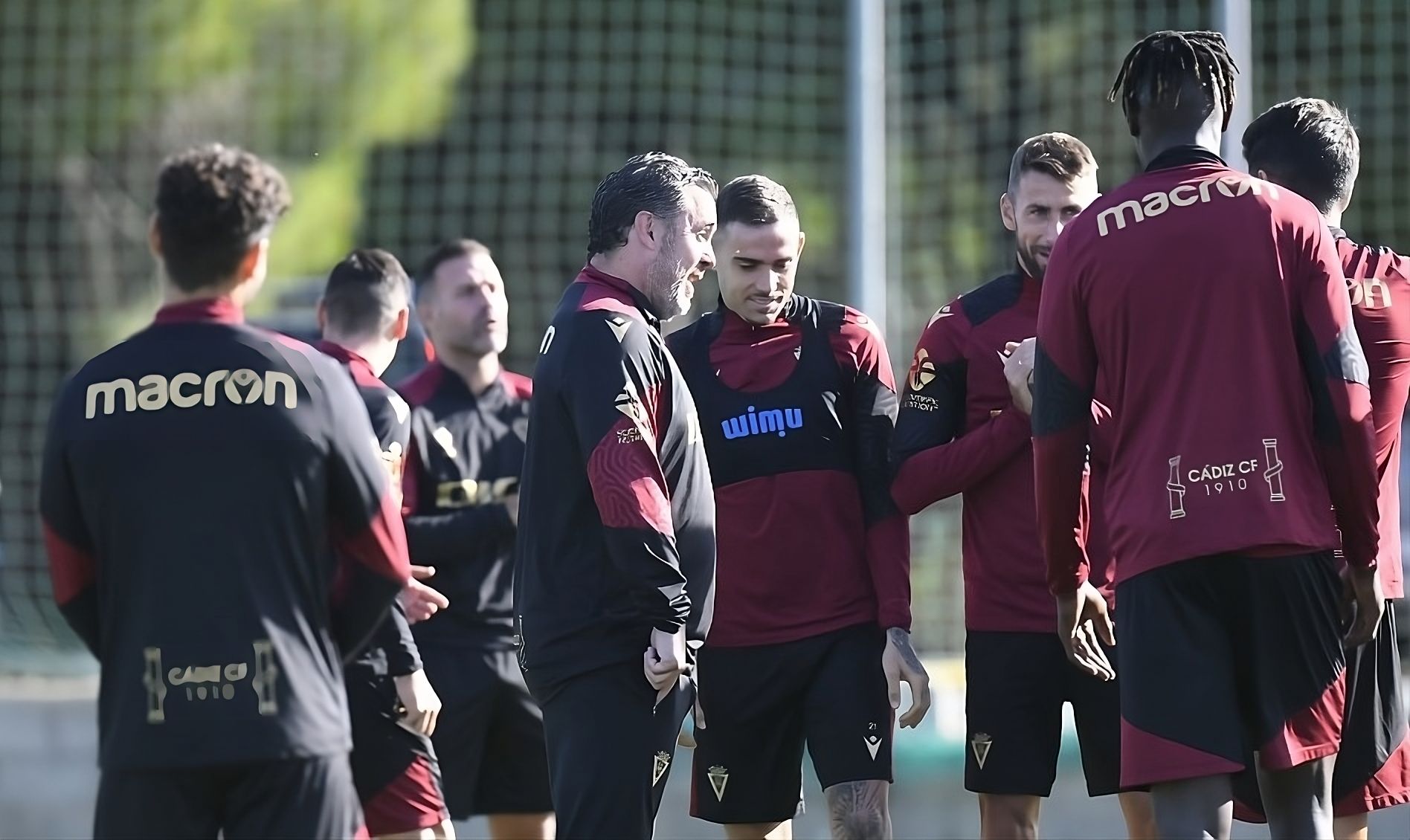  Sergio González, rodeado por sus jugadores en el entrenamiento.