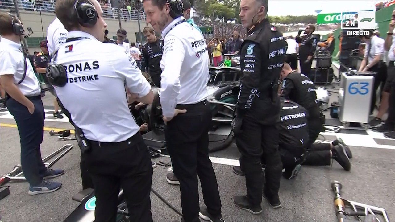Mecánicos trabajando en el coche de Russell (Foto: Captura de pantalla de DAZN).