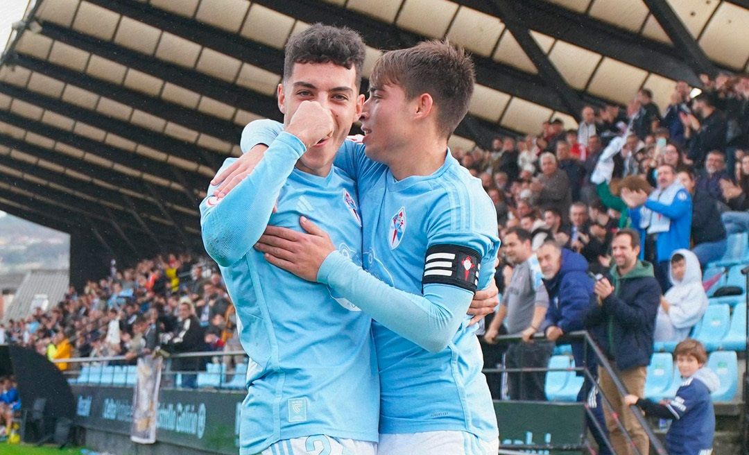  Hugo Álvarez celebrando un gol con Raúl Blanco.