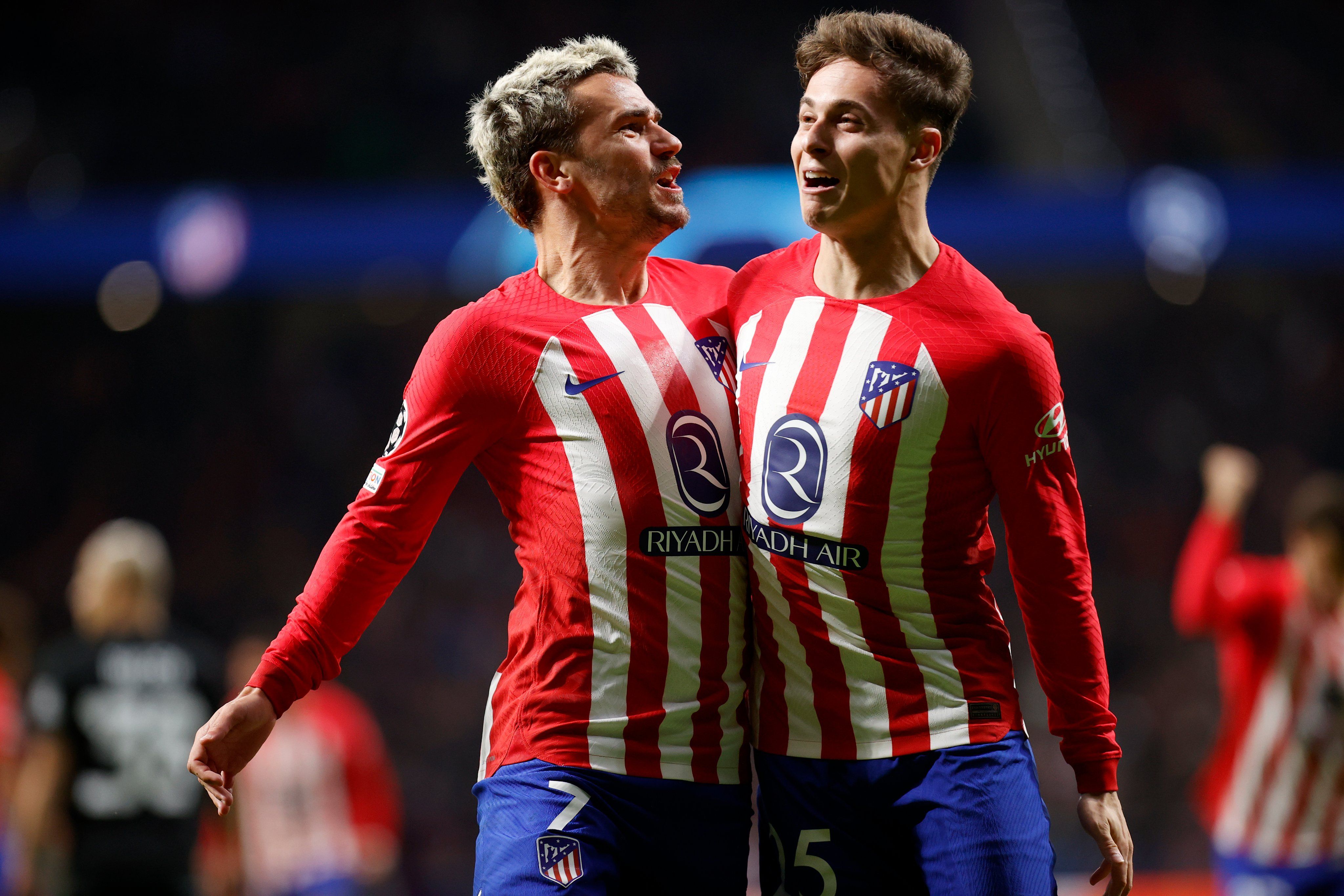 Griezmann y Riquelme celebran un gol del Atlético ante el Celtic.