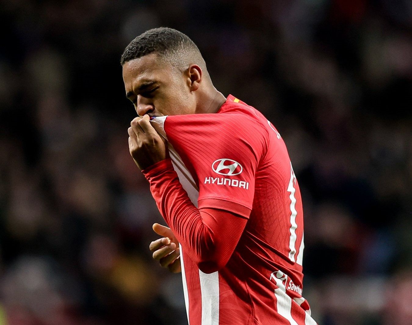 Samuel Lino se besa el escudo del Atlético tras marcar ante el Celtic.