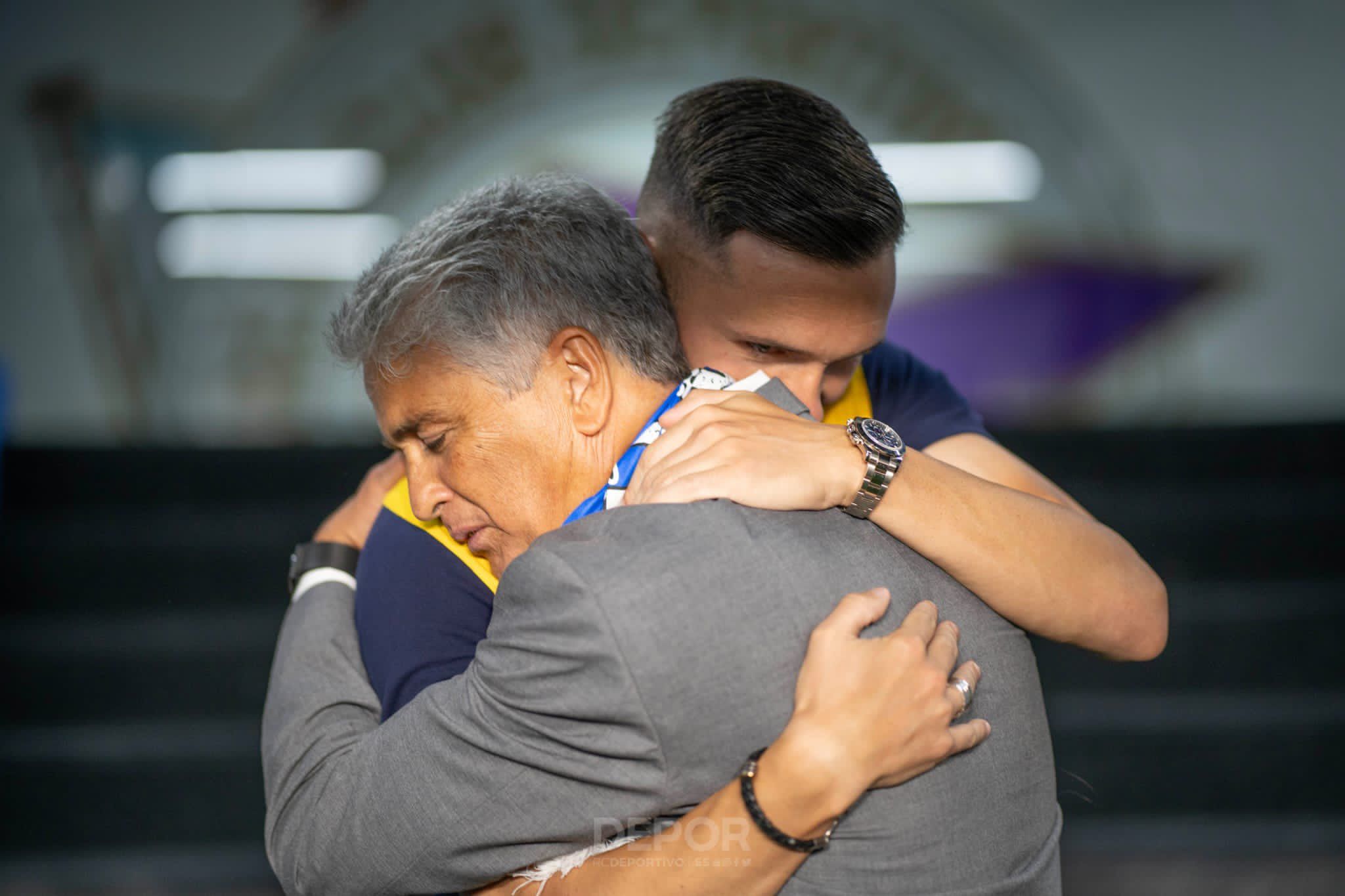 Lucas Pérez abrazándose a Bebeto