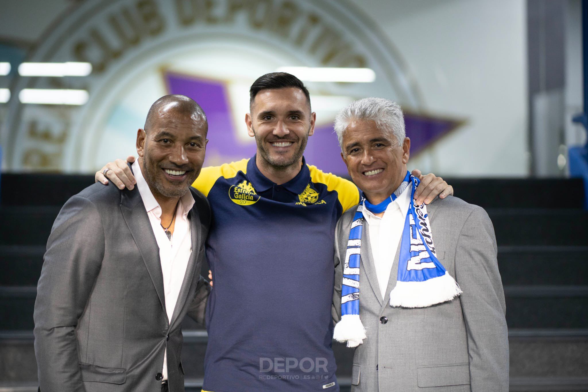 Lucas Pérez junto a Mauro Silva y Bebeto