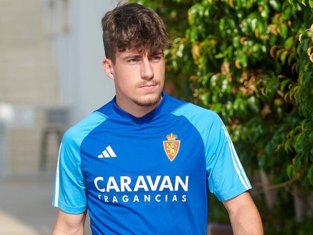  Adrián Liso entrena con el Deportivo Aragón.