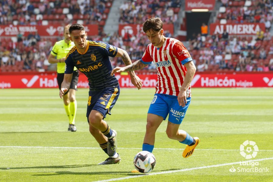 Jordan avanza con el balón en el Sporting-Ponferradina (Foto: LaLiga).