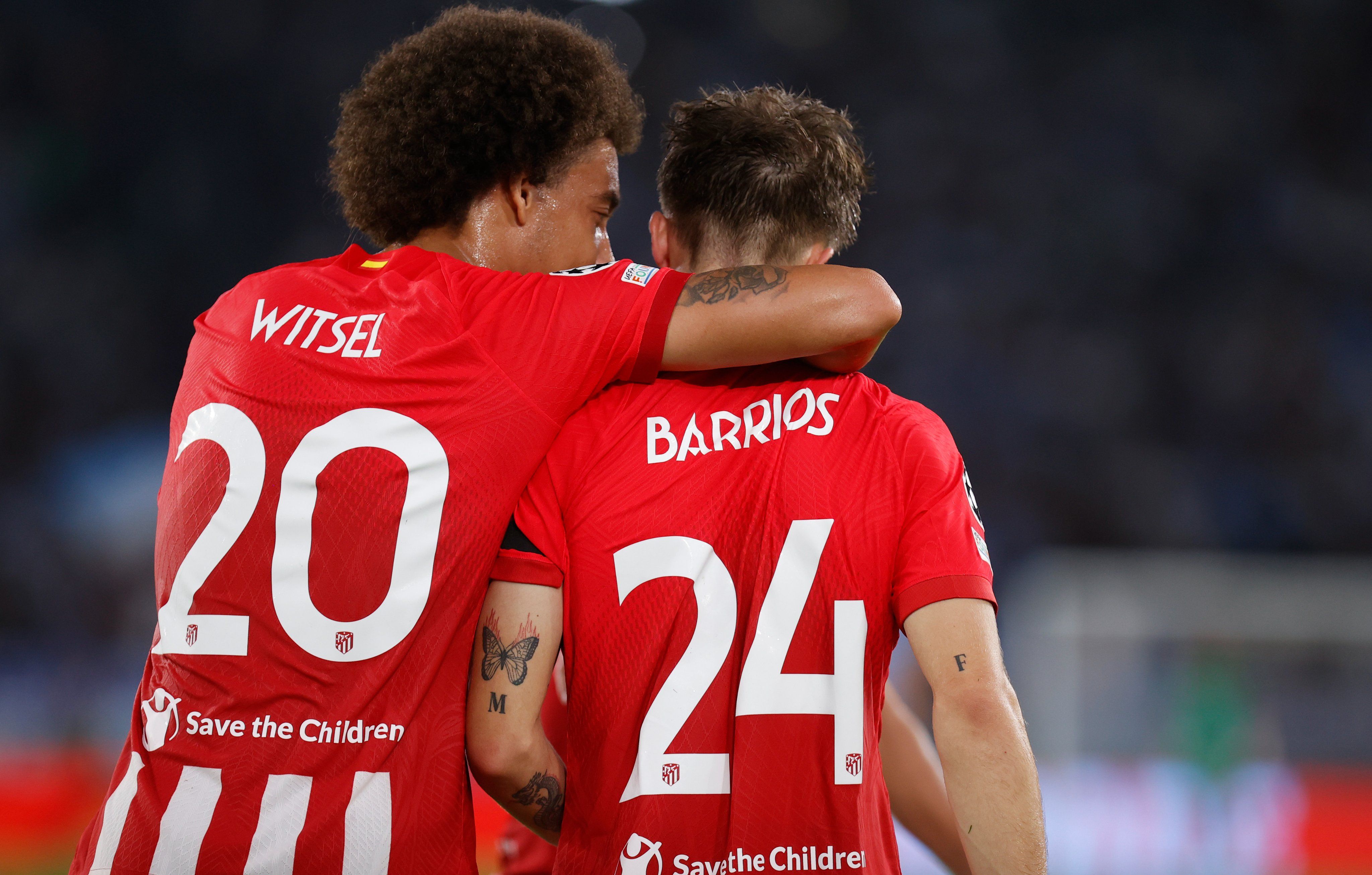 Witsel celebra con Barrios el 0-1 el Lazio-Atlético.