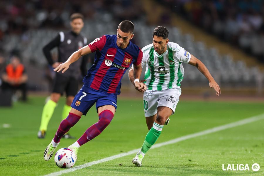  Ferran Torres, ante Ayoze en el Barcelona-Betis.