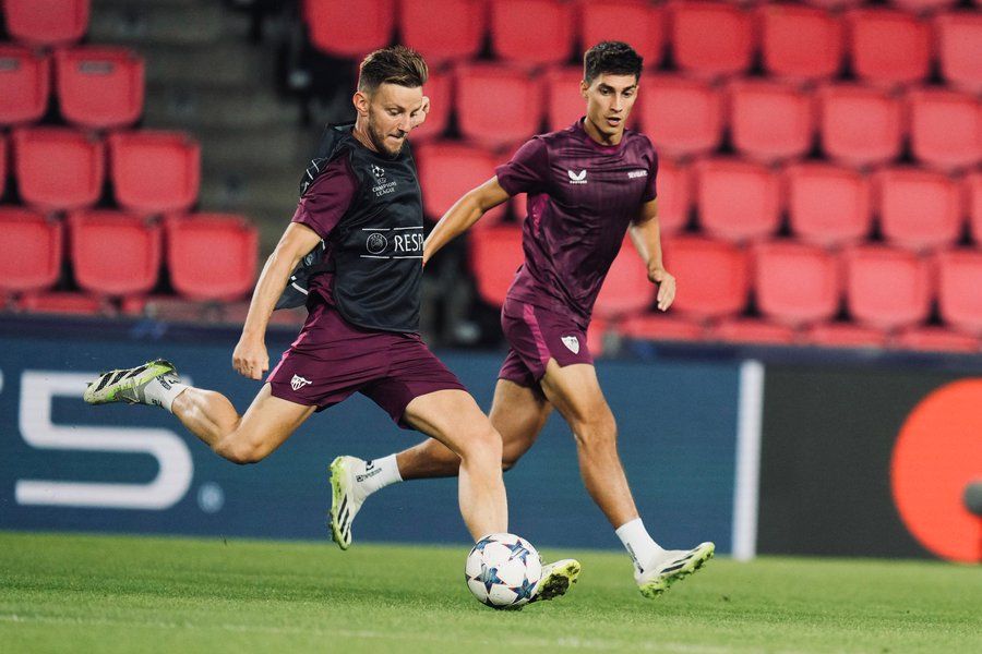 Rakitic, entrenando en Eindhoven.