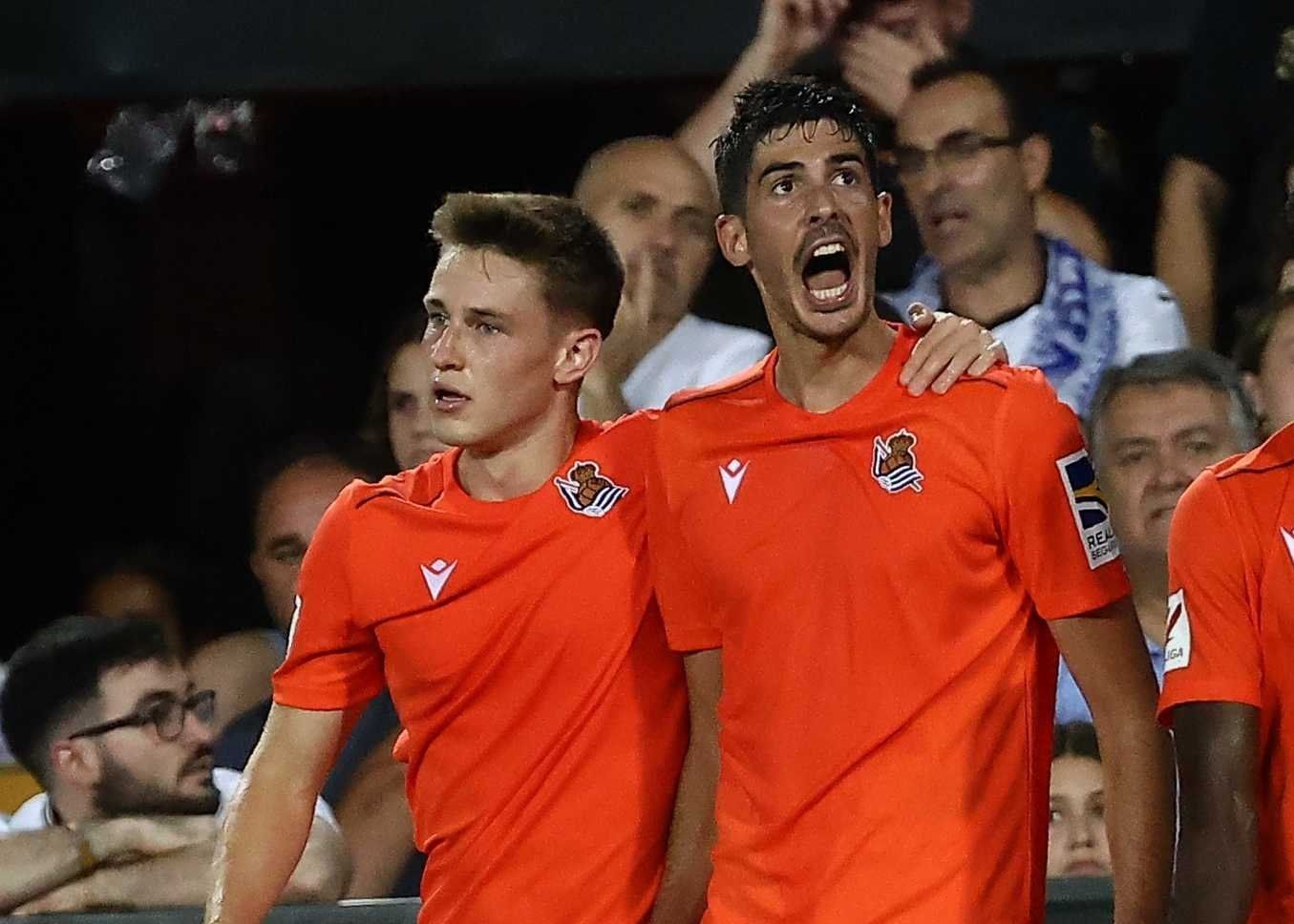  Carlos Fernández celebra con Turrientes su gol ante el Valencia.