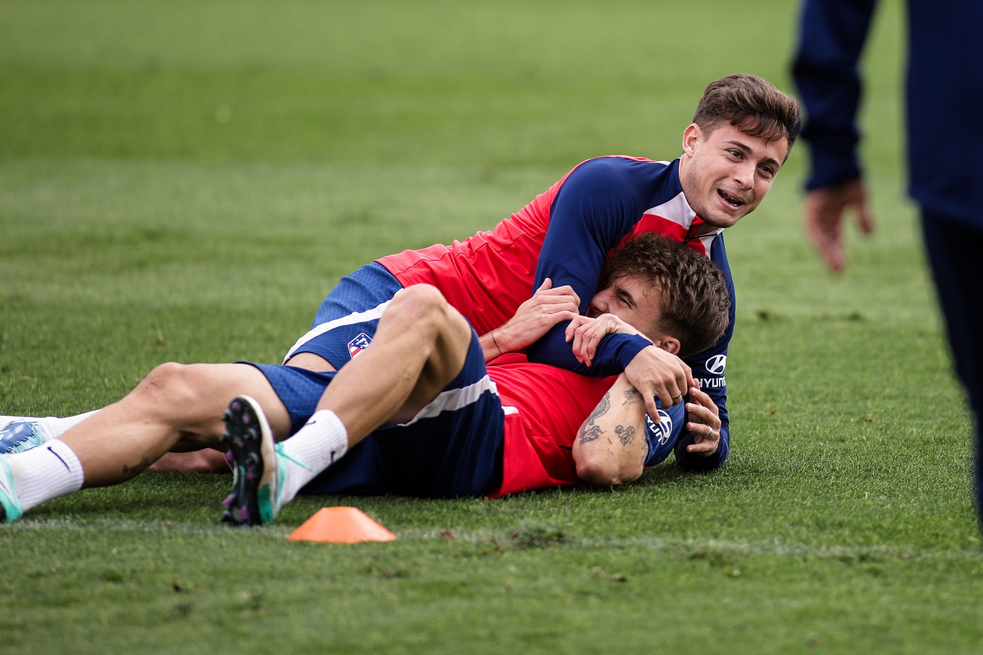  Pablo Barrios y Rodrigo Riquelme, en una sesión del Atlético de Madrid.