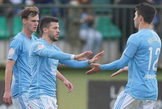  Carles Pérez celebra su gol con Douvikas.