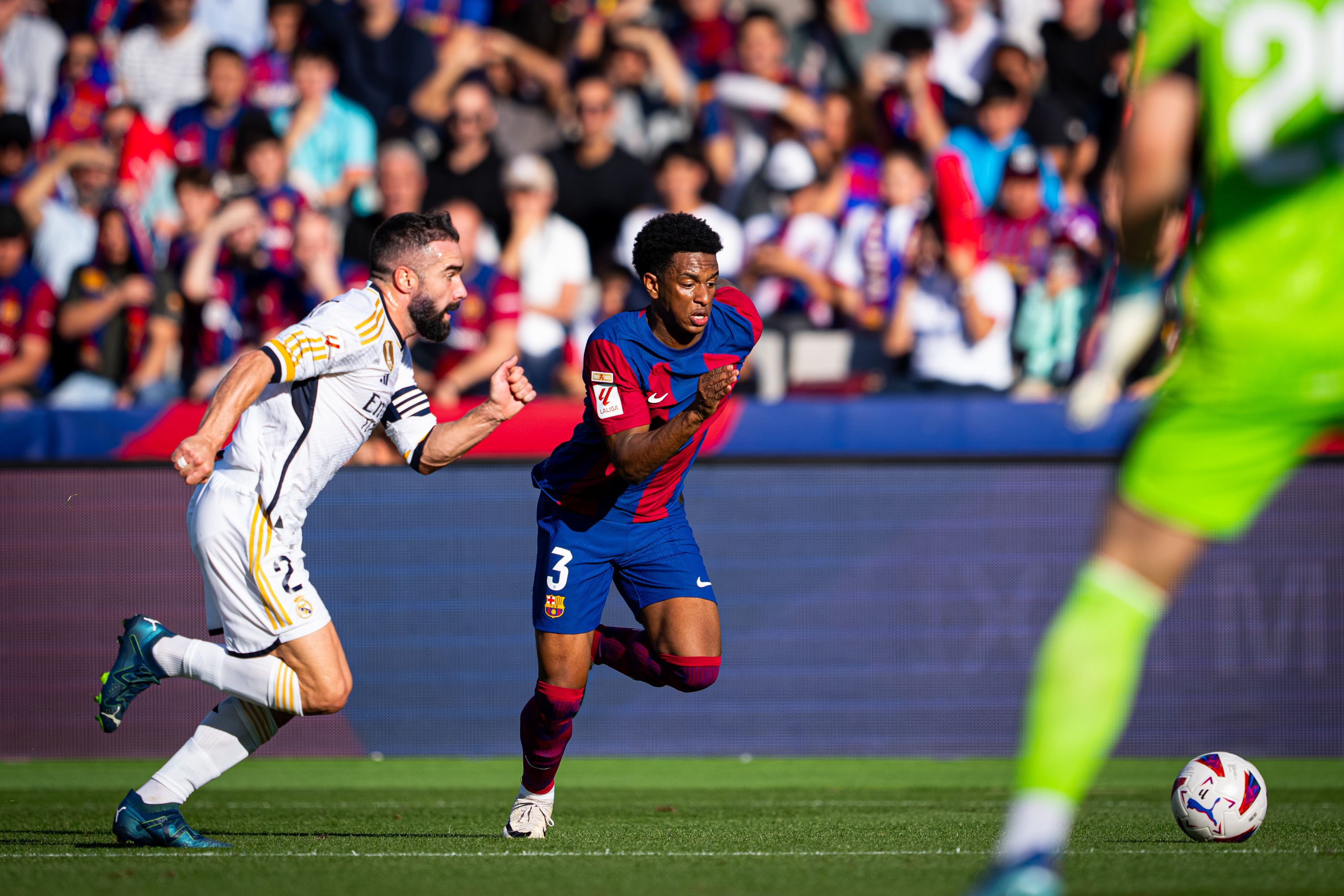 Balde, ante Carvajal en el Clásico.