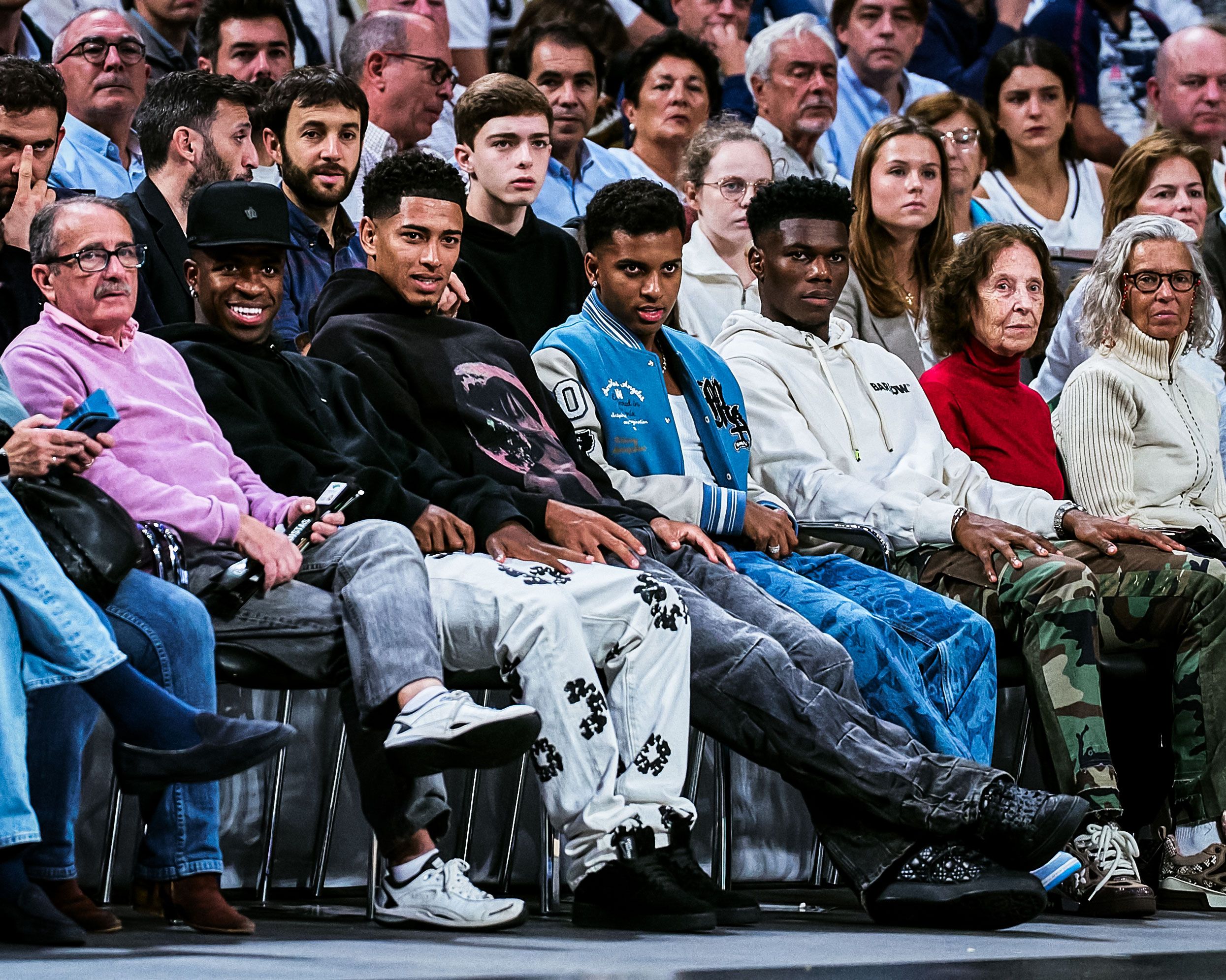  Los jugadores del Madrid, viendo el partido.