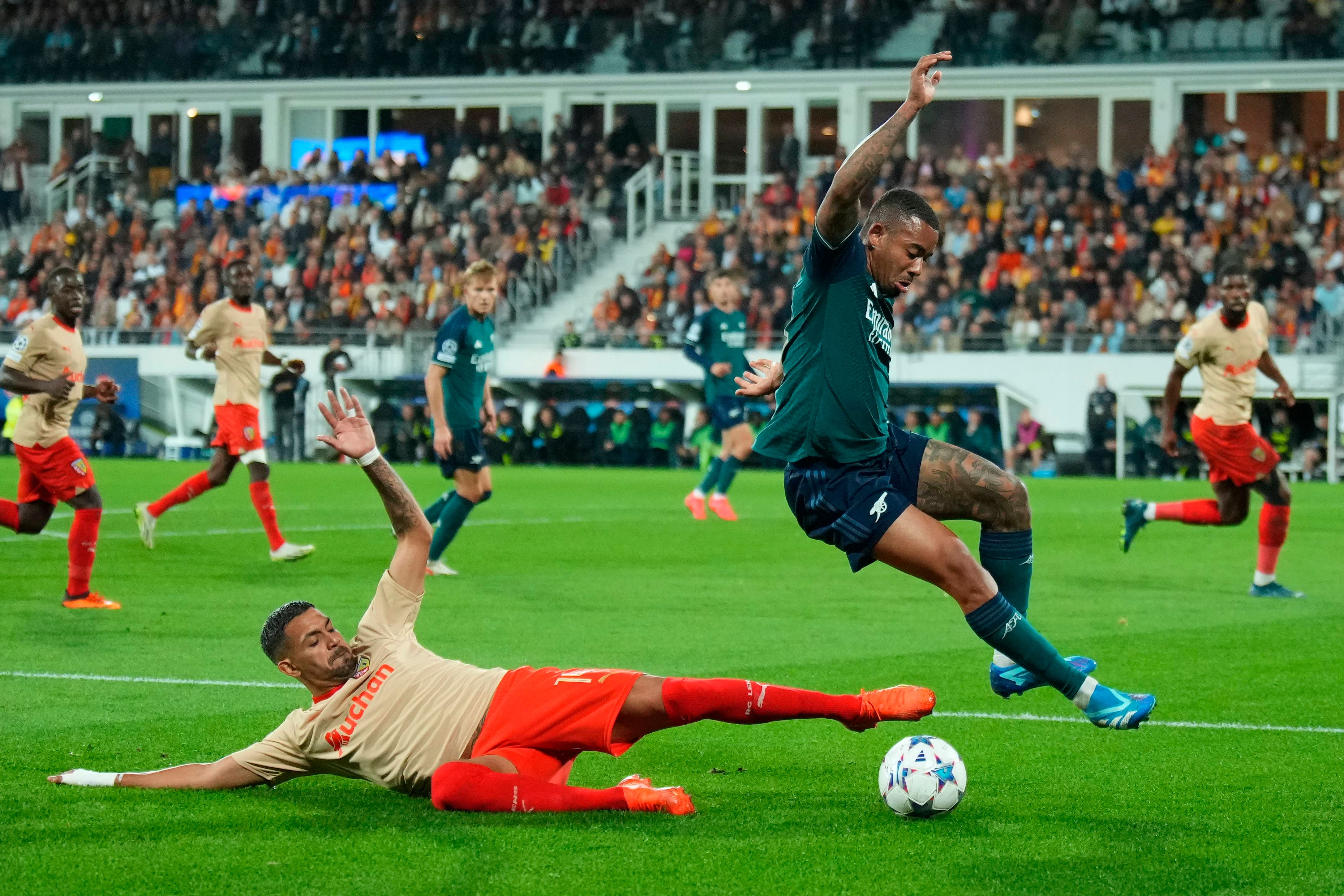  Facundo Medina, objetivo del Atlético, arrebata un balón a Gabriel Jesús.