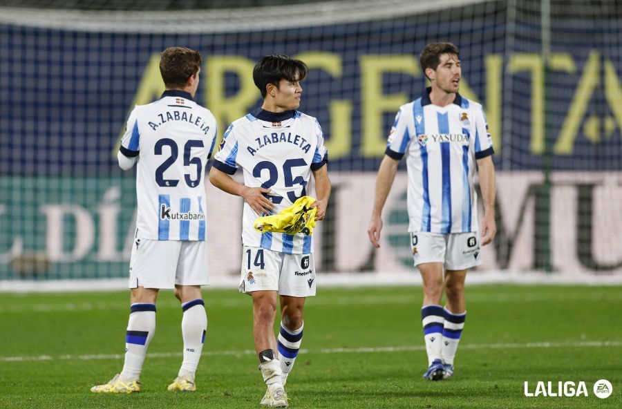  Kubo, con la camiseta de la Real Sociedad en homenaje a Aitor Zabaleta.