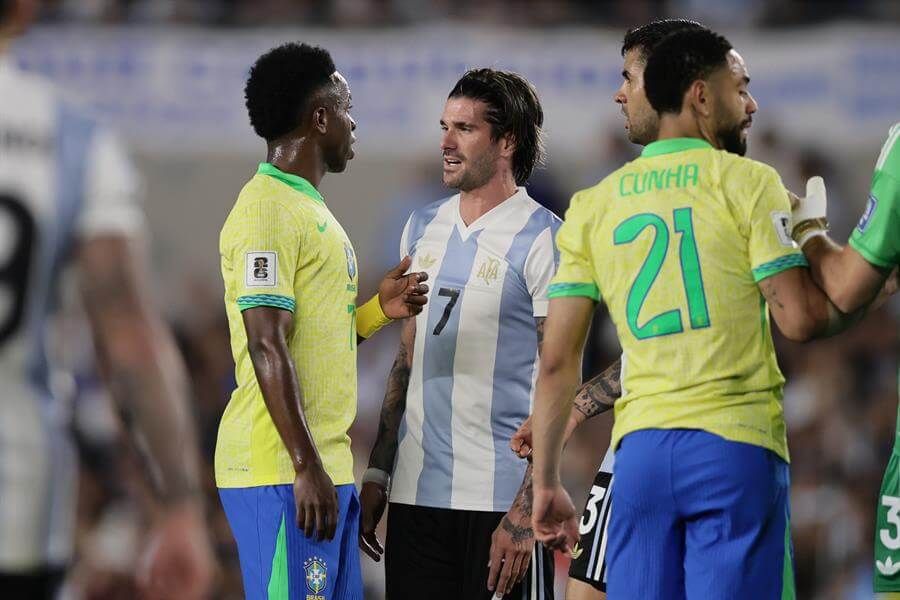  Rodrigo de Paul y Vinicius durante el Argentina-Brasil.