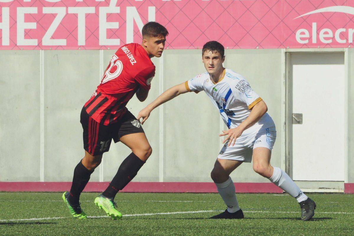  Iñigo López, delantero cedido por el Athletic, se zafa de un rival