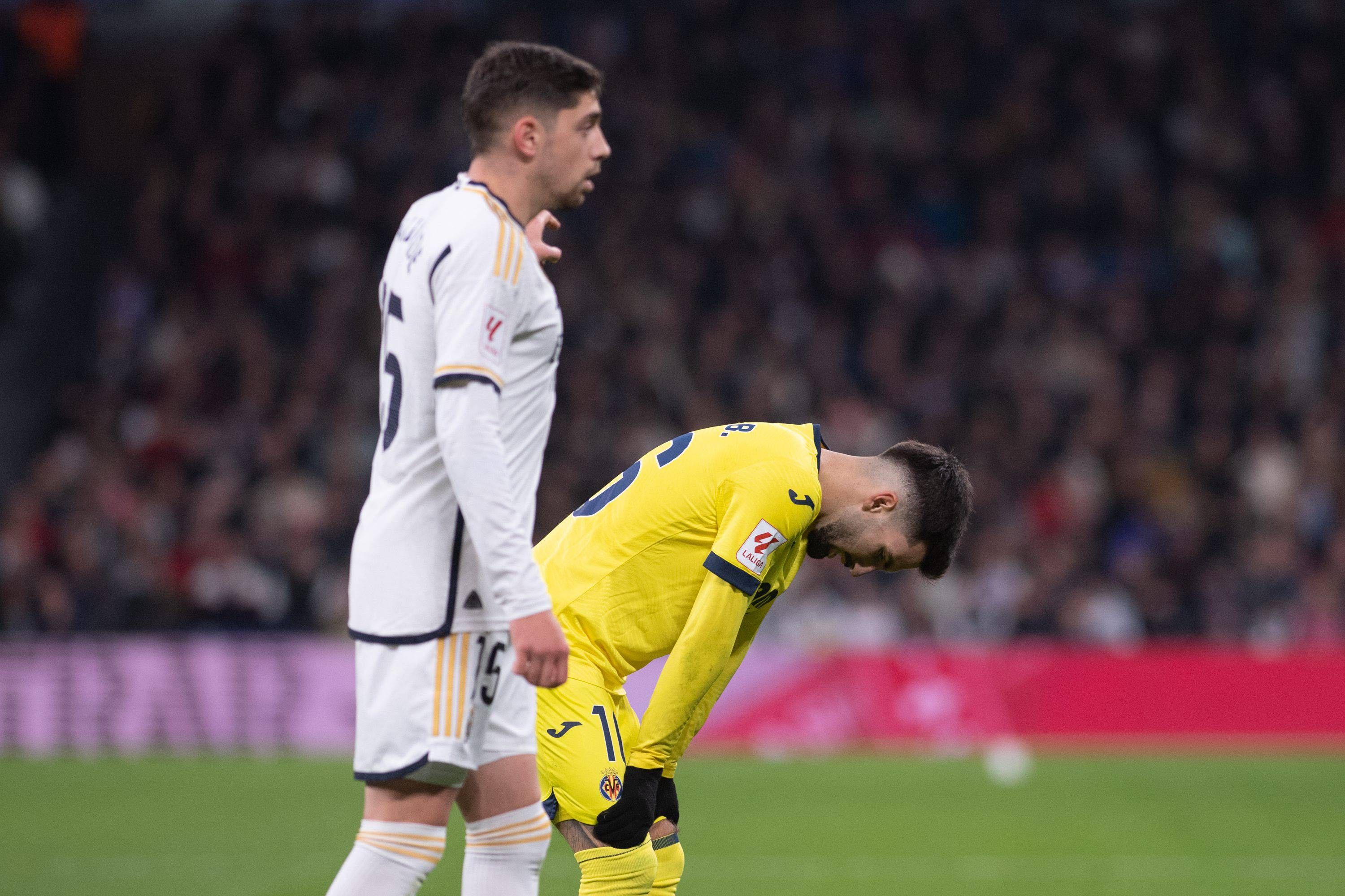  Fede Valverde y Álex Baena, en el Real Madrid-Villarreal (FOTO: Cordón Press).