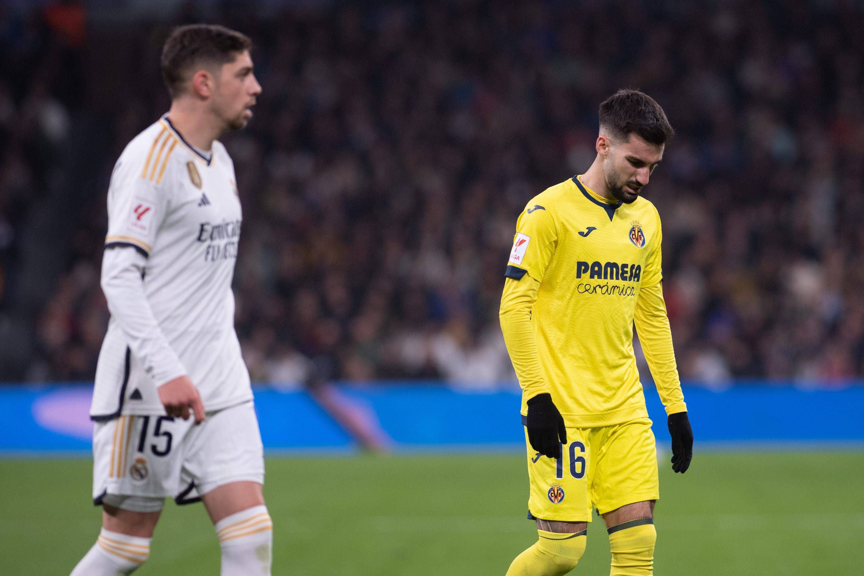  Fede Valverde y Álex Baena, en el Real Madrid-Villarreal (FOTO: Cordón Press).