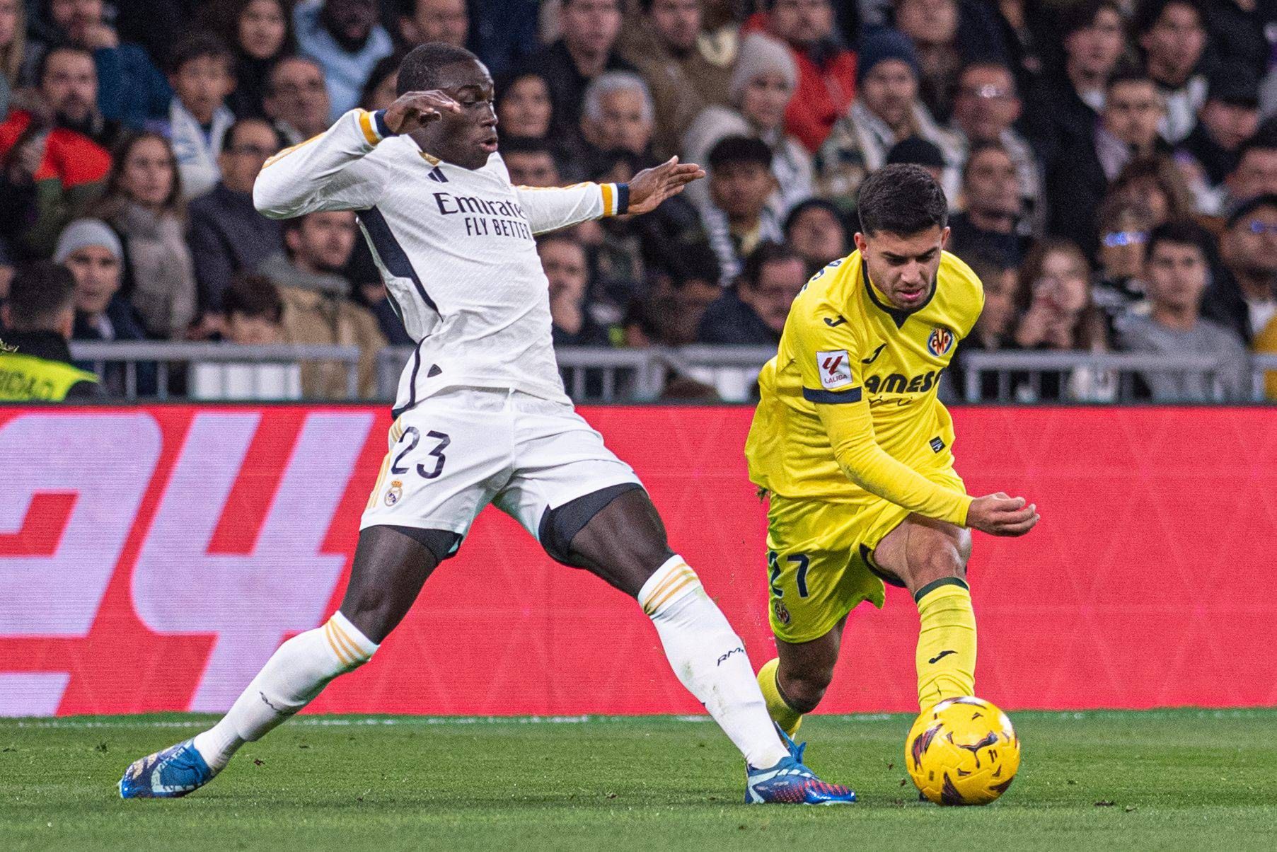 Ferland Mendy ante Ilias Akhomach, en el Real Madrid-Villarreal..