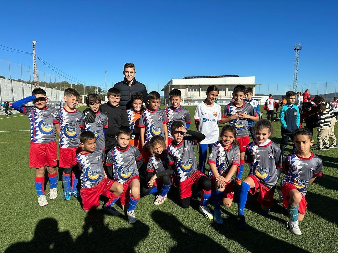  Fermín López posando con niños en la presentación de su estadio municipal de fútbol.