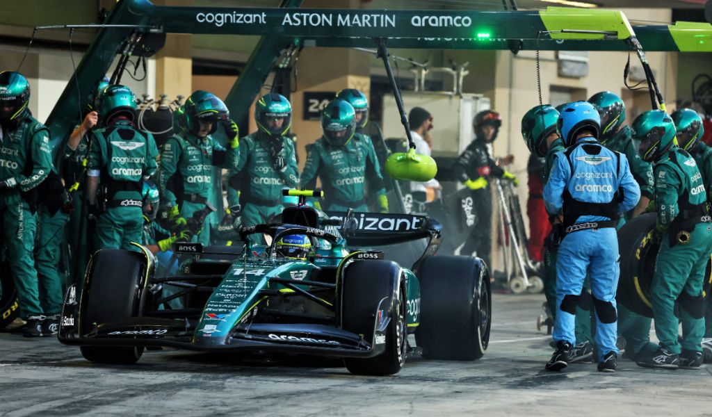  Fernando Alonso saliendo de una parada en Boxes (Fuente: Cordon Press)