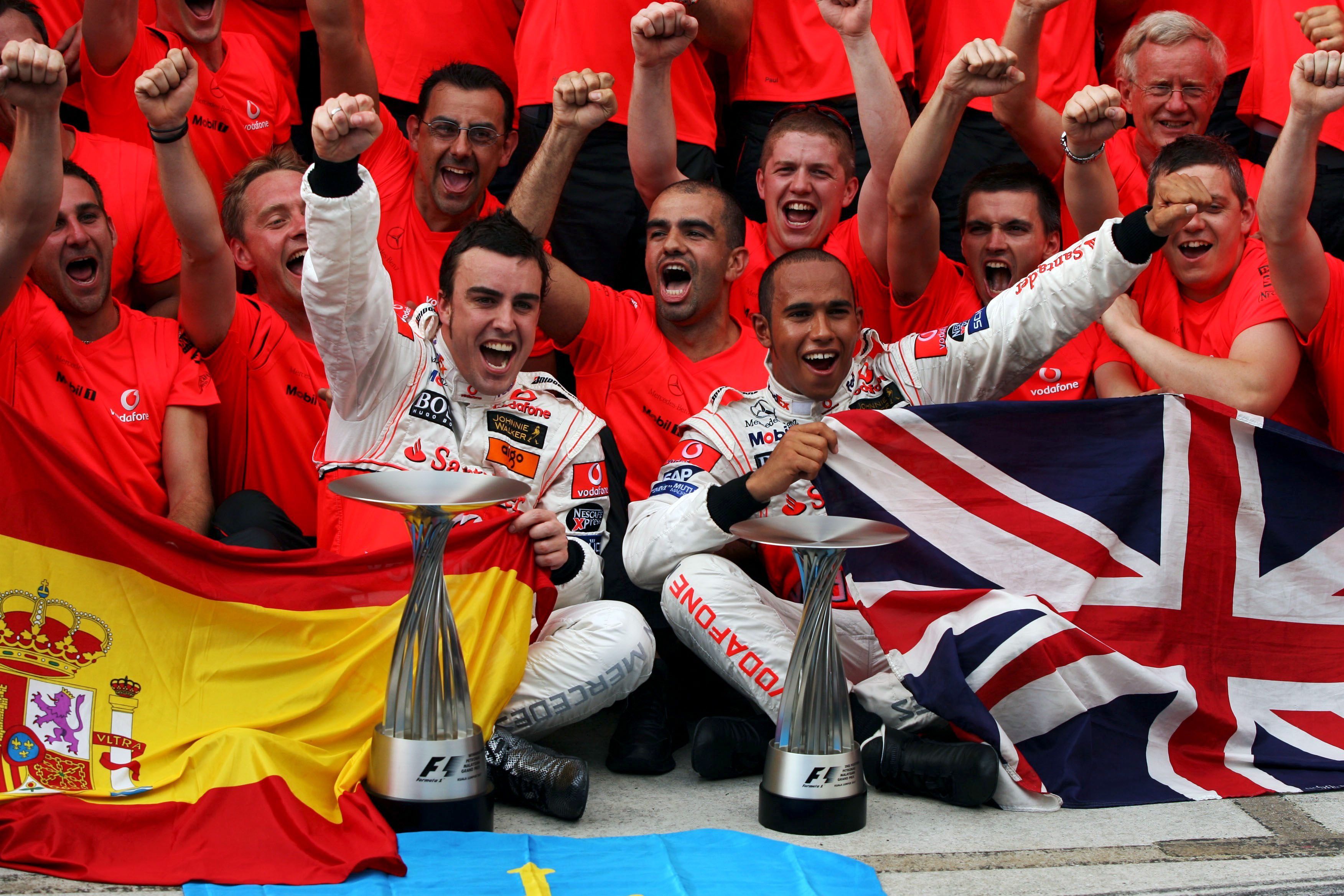  Fernando Alonso y Hamilton celebrando juntos en McLaren Mercedes (Cordon Press)