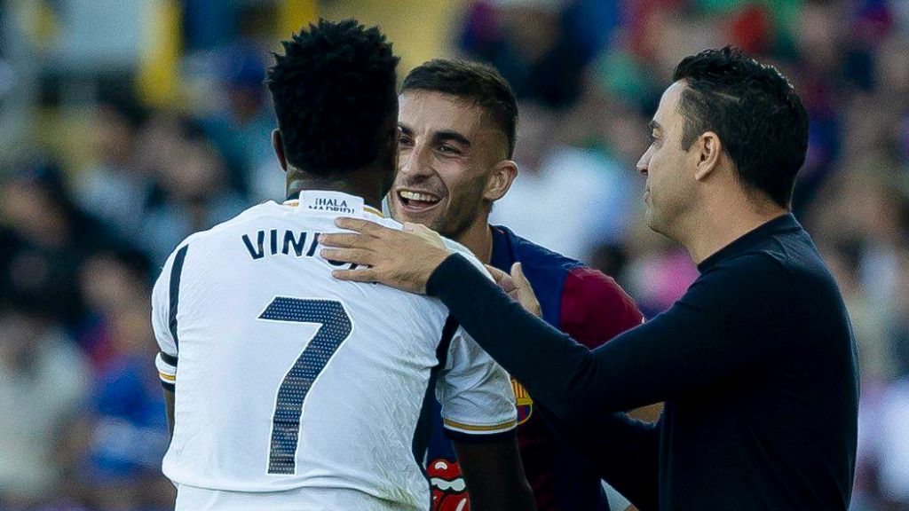  Ferrán Torres junto a Vinicius y Xavi en un clásico (Cordon Press)