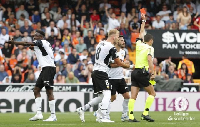 Figueroa Vázquez expulsando a un jugador del Valencia CF