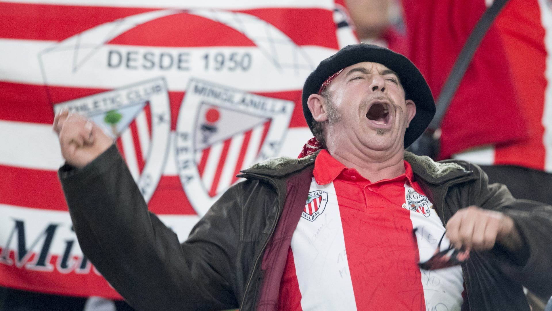  Un aficionado zurigorri canta el himno a pleno pulmón.