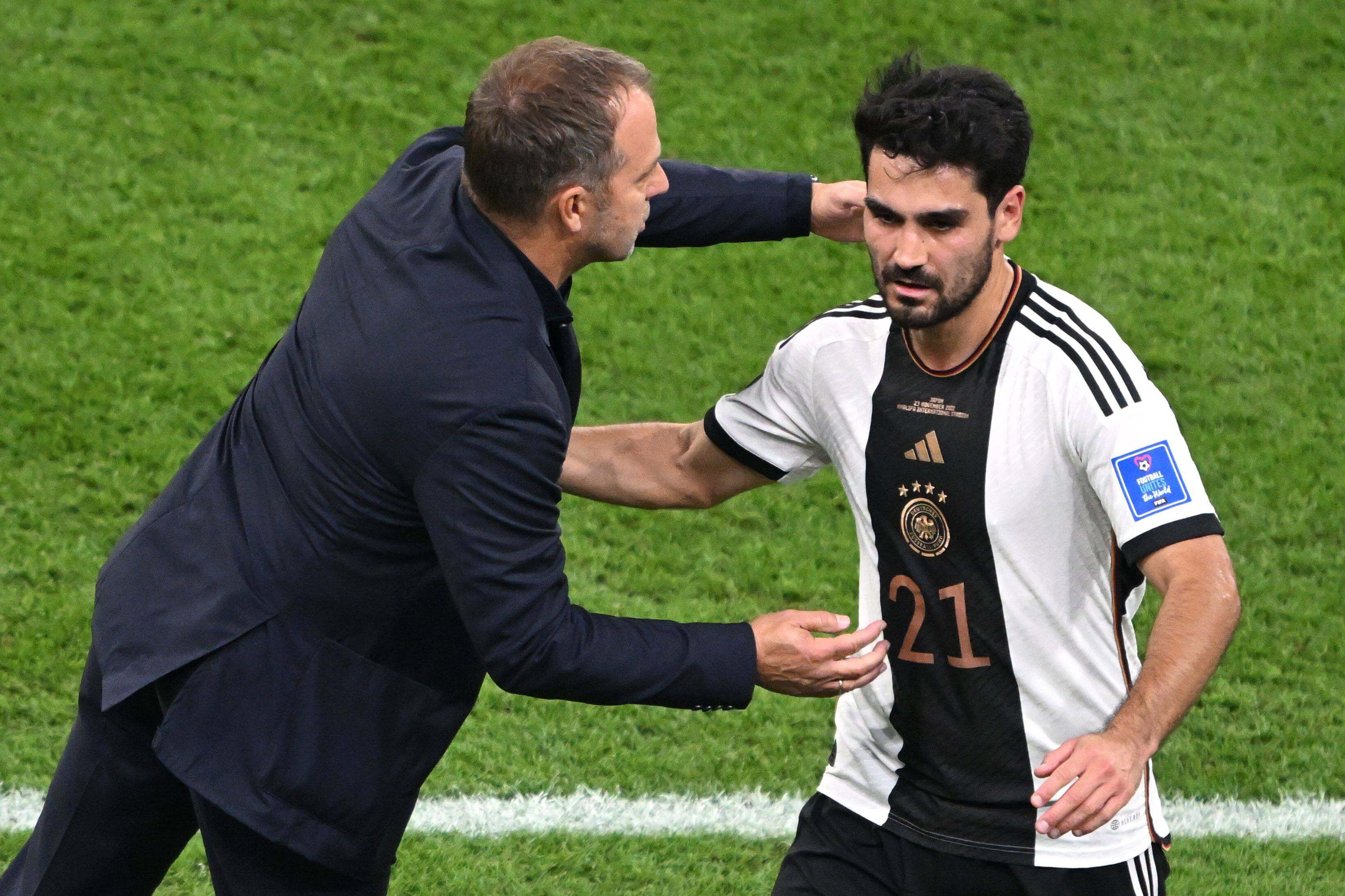  Flick saluda a Gündogan durante un partido de la selección alemana.