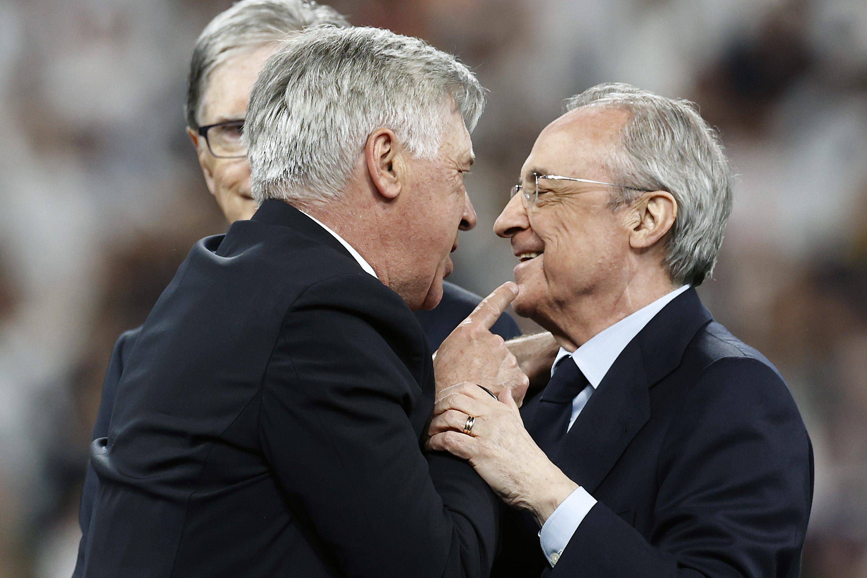 Carlo Ancelotti bromea con Florentino Pérez tras un partido del Real Madrid.