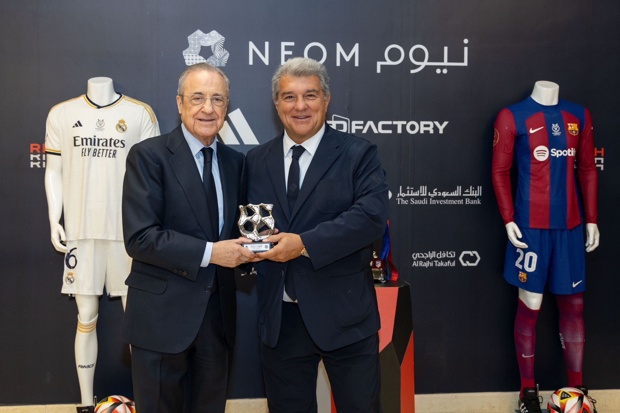  Florentino Pérez y Joan Laporta posan en la previa de la Supercopa de España.