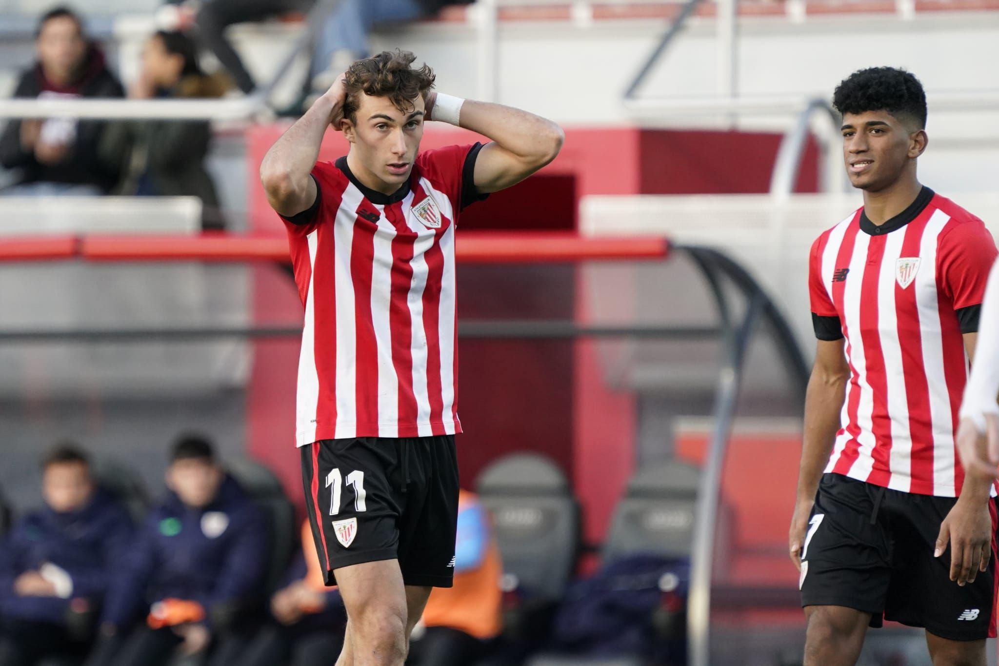 Mikel Goti se lamenta con Malcom Adu Ares en el partido Bilbao Athletic - Real Unión.