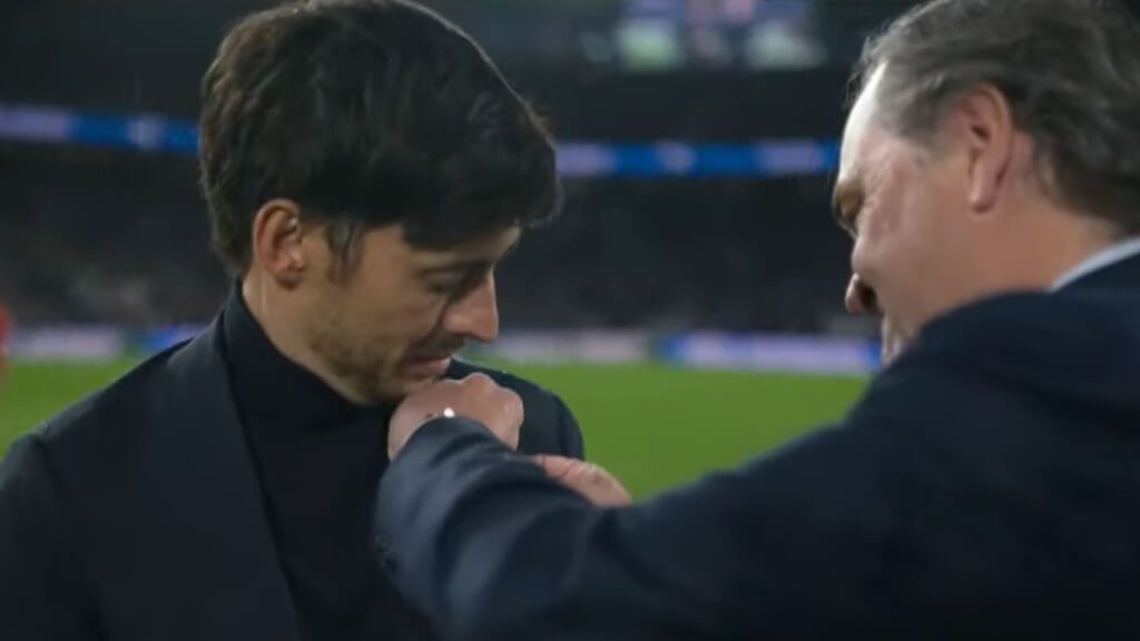  Jokin Aperribay le sitúa la insignia del club a David Silva.