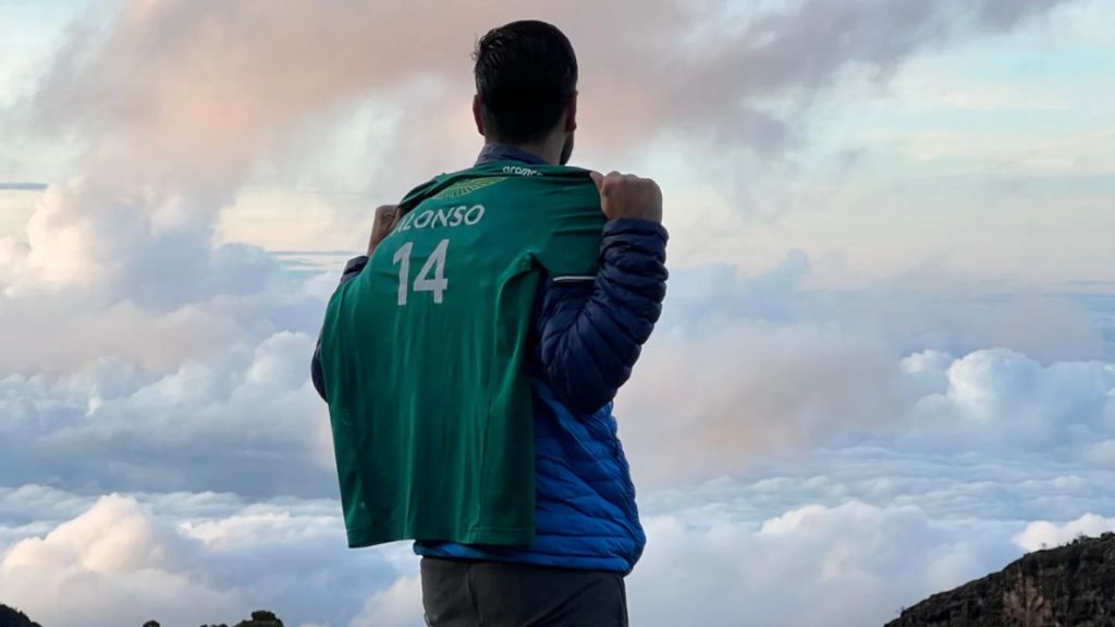 Yannik Vega, en el Monte Kilimanjaro, con una camiseta de Fernando Alonso.