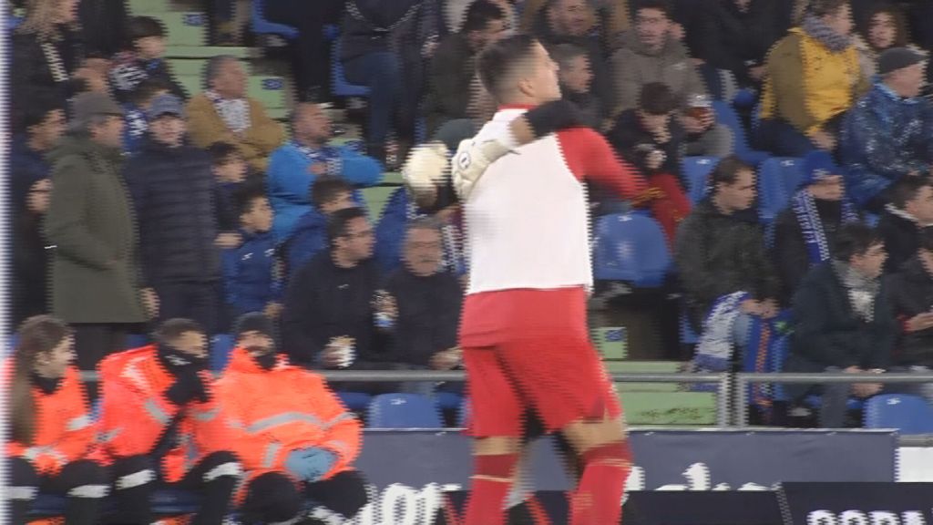 La celebración del debutante Alberto Sánchez Flores con el Sevilla